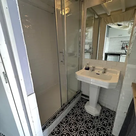 Eco Mezzanine Wifi Piscine Stationnement Gratuit Terrasse Dans Jardin * روان